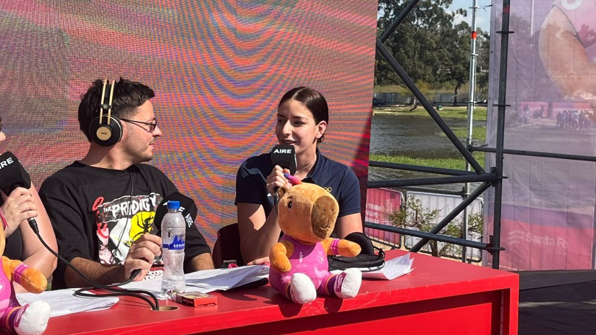 Malena contó en Santa Siesta de AIRE, durante la transmisión especial desde el FanFest de los Juegos Suramericanos en el Parque Sur, que se levanta todos los días a las 5 de la mañana. Malena contó en Santa Siesta de AIRE, durante la transmisión especial desde el FanFest de los Juegos Suramericanos en el Parque Sur, que se levanta todos los días a las 5 de la mañana.
