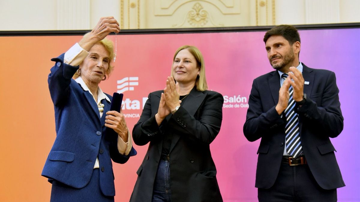 El gobernador Maximiliano Pullaro otorg&oacute; un reconocimiento a la trayectoria de la jueza de la Corte Suprema de Justicia de Santa Fe, Mar&iacute;a Ang&eacute;lica Gastaldi
