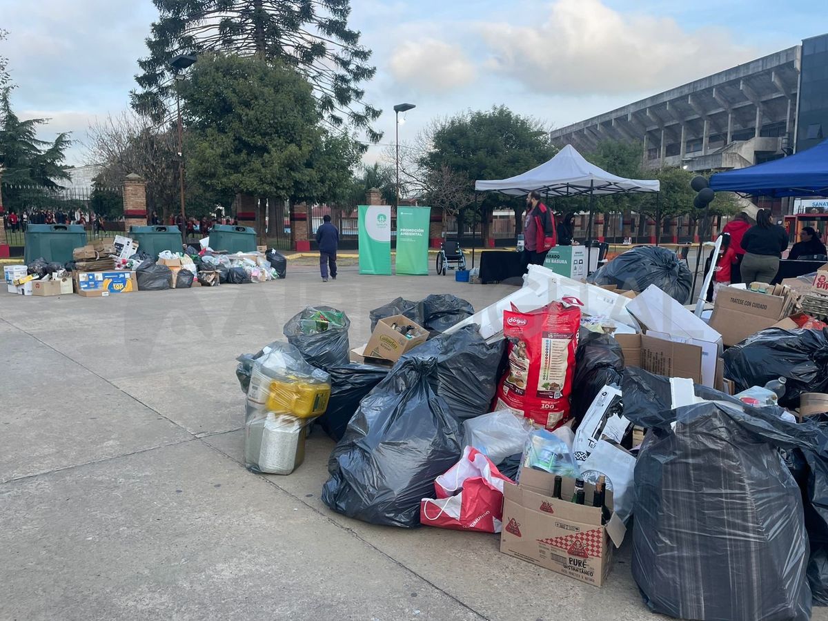 El camión recolector pasó por reiteradas oportunidades, a recolectar los residuos reciclables por el club, comentaron a AIRE, colaboradores de Colón. El camión recolector pasó por reiteradas oportunidades, a recolectar los residuos reciclables por el club, comentaron a AIRE, colaboradores de Colón.