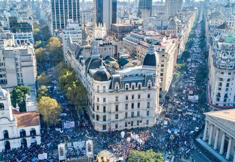AIRE dice presente en la Marcha Federal Universitaria en Buenos Aires. Imagen de una manifestación anterior en la Plaza de Mayo.