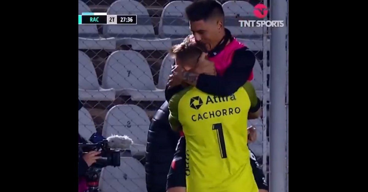 El abrazo entre Cachorro Burián y Paolo Goltz tras el gol de Colón de Santa Fe.