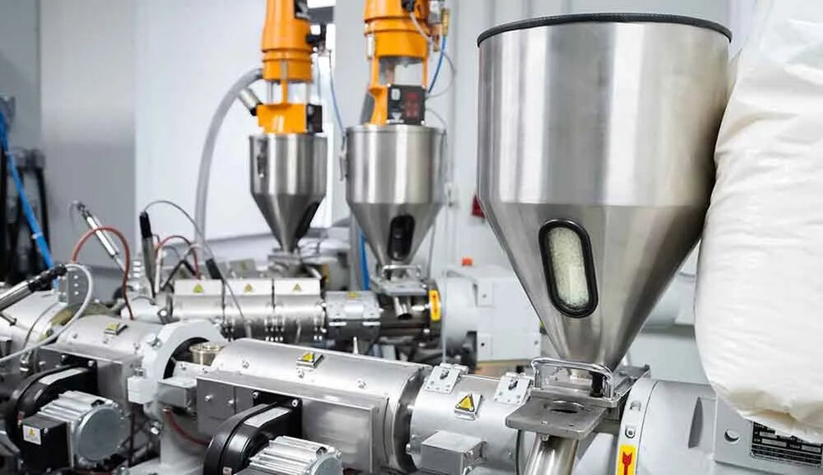 El extrusado es el proceso de moler la soja y prensarla. El extrusado es el proceso de moler la soja y prensarla.