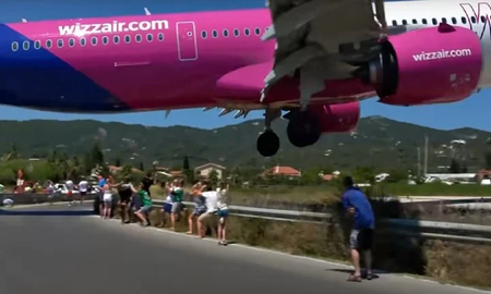 Turistas filmaron el escalofriante aterrizaje de un avión a solo metros de ellos: Casi nos afeita Turistas filmaron el escalofriante aterrizaje de un avión a solo metros de ellos: Casi nos afeita