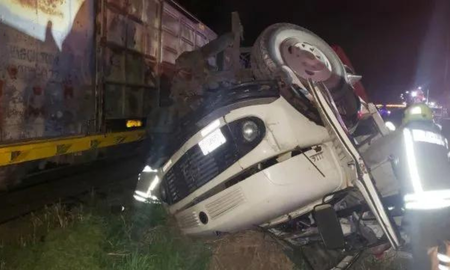 Tragedia en San Lorenzo: un muerto y dos heridos tras el choque de un tren y un camión Tragedia en San Lorenzo: un muerto y dos heridos tras el choque de un tren y un camión