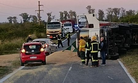 El vuelco ocurrió durante la tarde del domingo en Ruta 1, cerca del acceso a Helvecia. El vuelco ocurrió durante la tarde del domingo en Ruta 1, cerca del acceso a Helvecia.