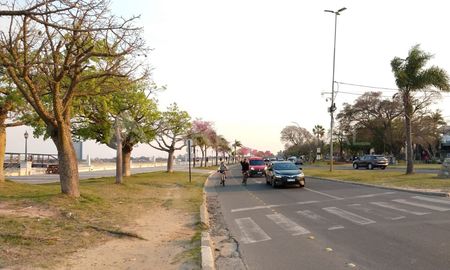 La Municipalidad avanza en colocar sendas manda peatón en la Costanera Oeste. La Municipalidad avanza en colocar sendas manda peatón en la Costanera Oeste.