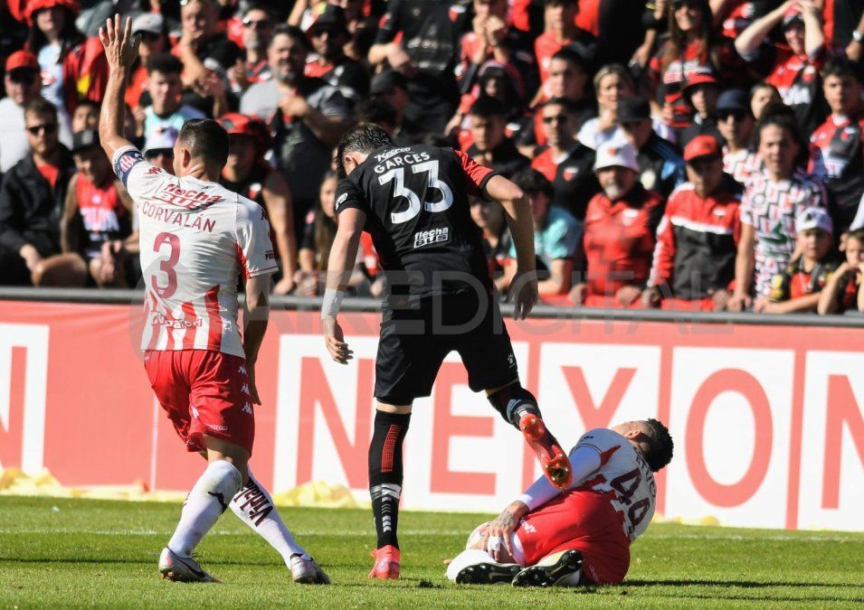 Facundo Garcés pisó a Jonatan Álvez y se fue expulsado en el clásico santafesino entre Colón y Unión.