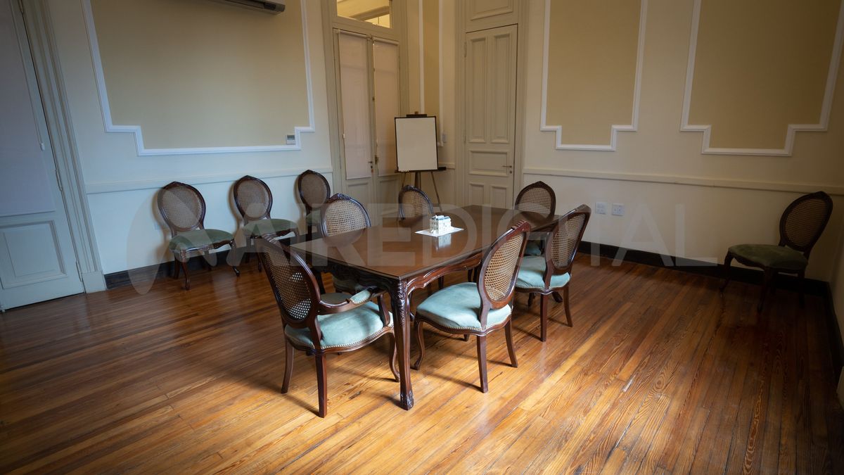 El comedor de la vivienda destella lujos, las ornamentaciones de sus paredes y techos son indicios de que a ese lugar acudían las personalidades más importantes de la sociedad santafesina.