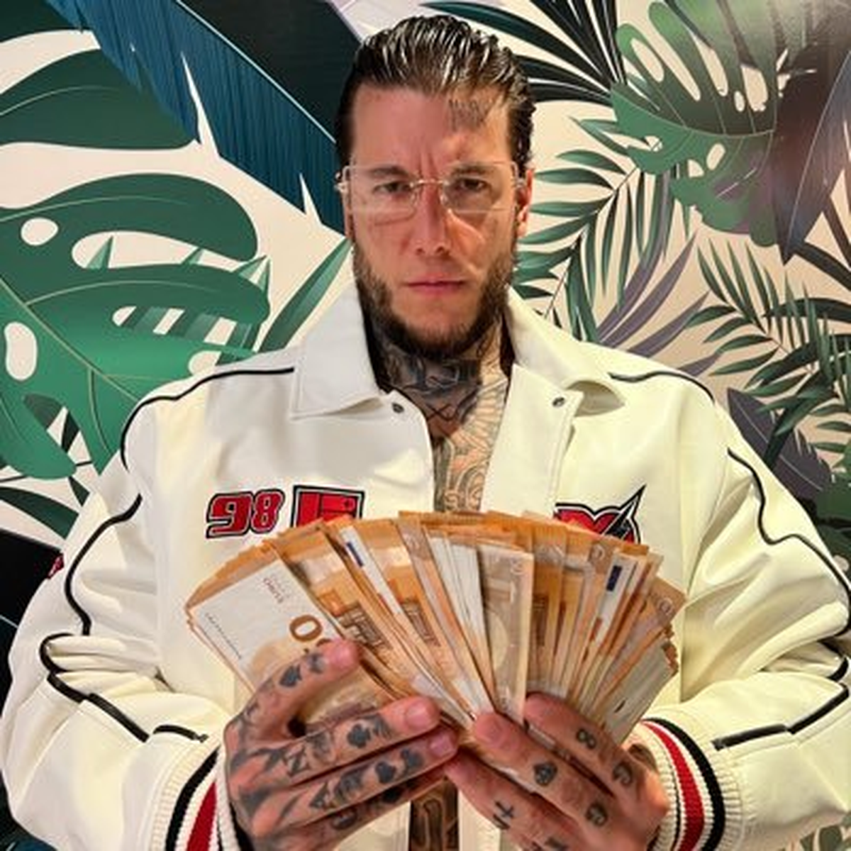 Alex Caniggia ostenta sus lujos y se autodenomina "El Emperador" Alex Caniggia ostenta sus lujos y se autodenomina "El Emperador"