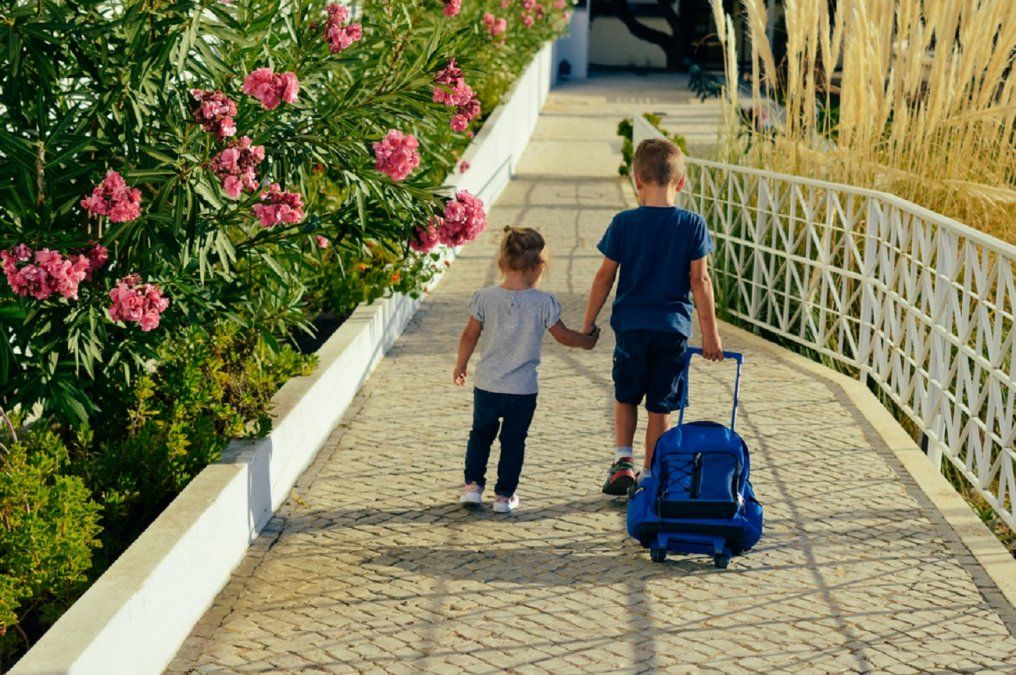 Hijos mayores que cuidan a sus hermanos - Imagen ilustrativa