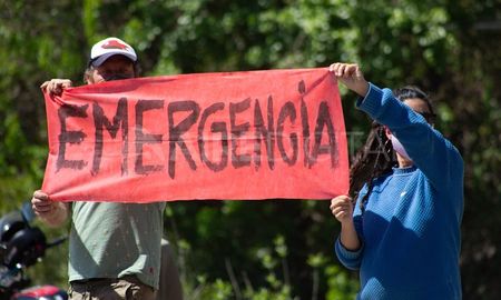 Los vecinos de la Costa se manifestaron este lunes para reclamar una urgente intervención estatal sobre el manejo del fuego, pedido que está vinculado a la incesante quema de pastizales que se viene produciendo hace meses en toda la región. Foto: Maiquel Torcatt Los vecinos de la Costa se manifestaron este lunes para reclamar una urgente intervención estatal sobre el manejo del fuego, pedido que está vinculado a la incesante quema de pastizales que se viene produciendo hace meses en toda la región. Foto: Maiquel Torcatt