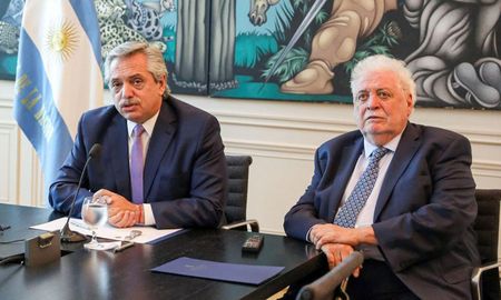 El presidente de la Nación, Alberto Fernández le solicitó la renuncia al ministro de Salud, tras la polémica generada por un vacunatorio VIP en la cartera sanitaria. El presidente de la Nación, Alberto Fernández le solicitó la renuncia al ministro de Salud, tras la polémica generada por un vacunatorio VIP en la cartera sanitaria.