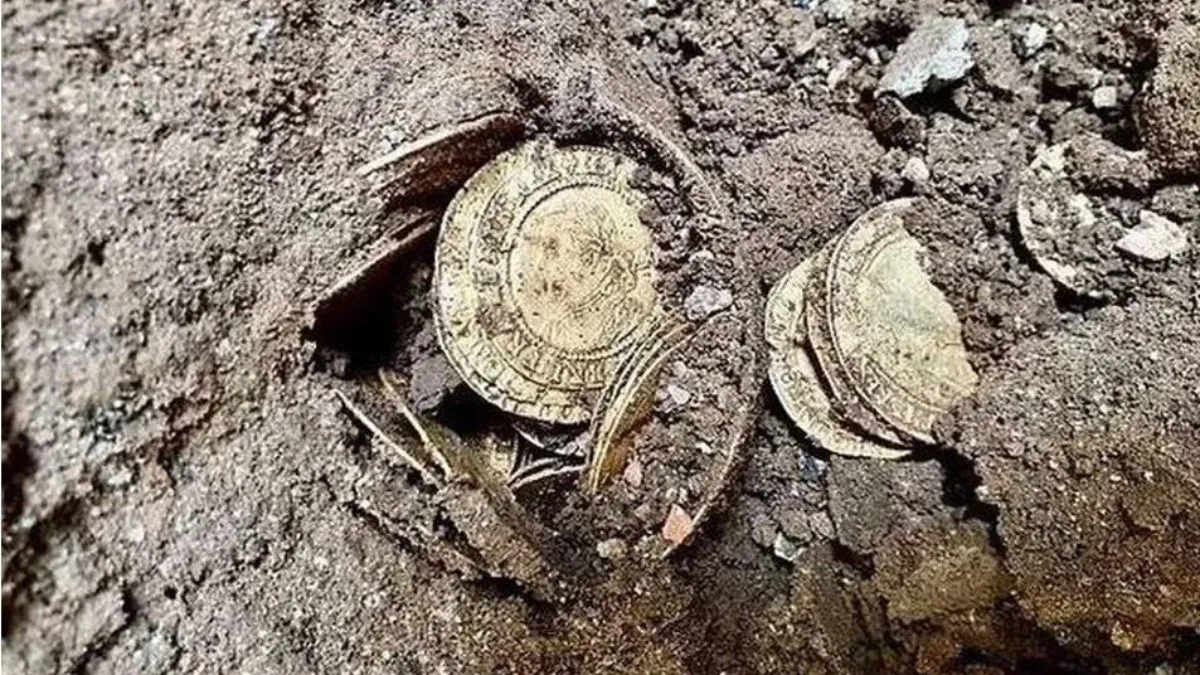 Reino Unido: remodelaban su cocina y descubrieron bajo el piso un recipiente lleno de monedas de oro