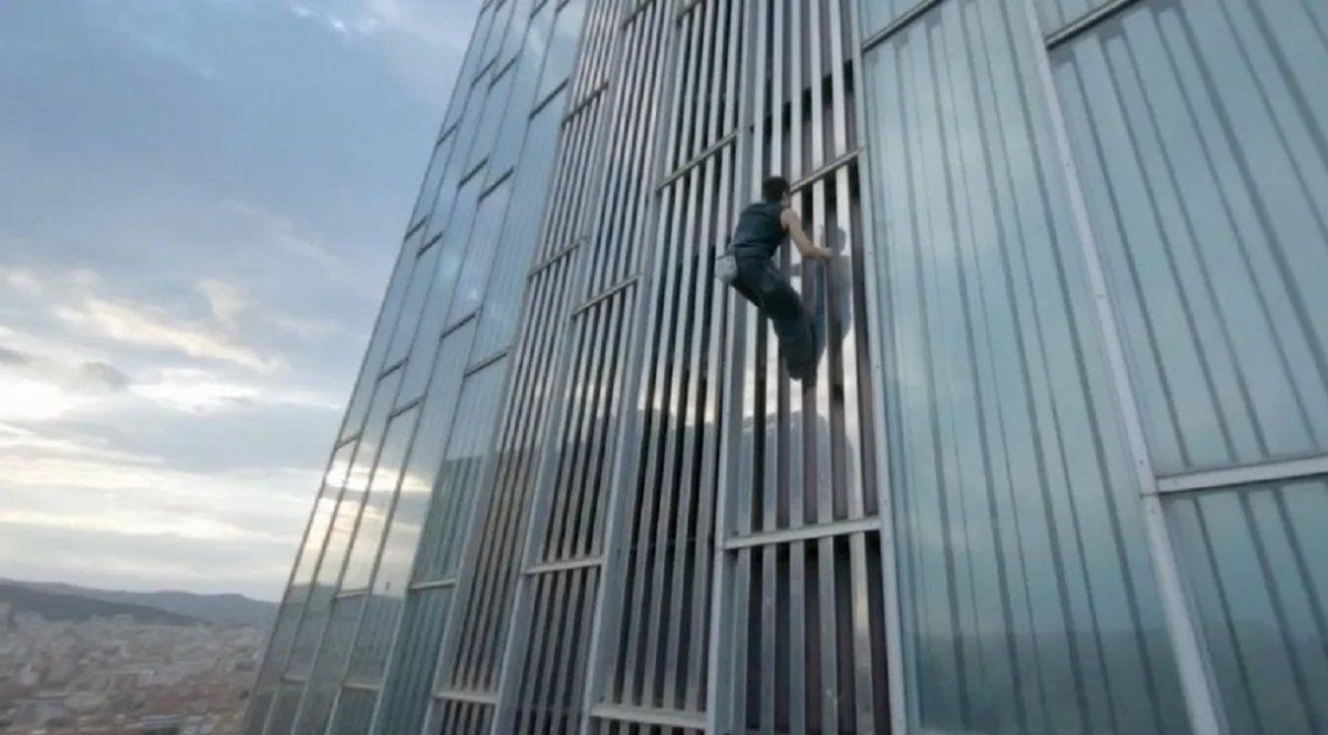Video viral: un joven escaló un enorme rascacielos sin ninguna protección.
