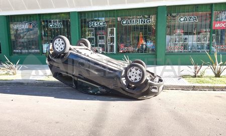 Accidente en el barrio Candioti Norte: la conductora de un auto chocó contra una camioneta y volcó. Accidente en el barrio Candioti Norte: la conductora de un auto chocó contra una camioneta y volcó.