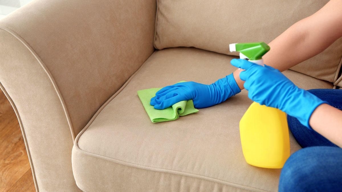 La mezcla definitiva (y barata) para limpiar el sofá y dejarlo como nuevo