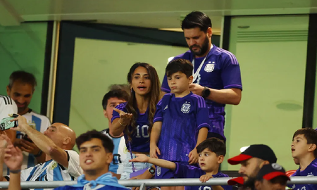Mateo Messi le tiró un chupetín a la hinchada australiana y Antonela Roccuzzo se sacó Mateo Messi le tiró un chupetín a la hinchada australiana y Antonela Roccuzzo se sacó