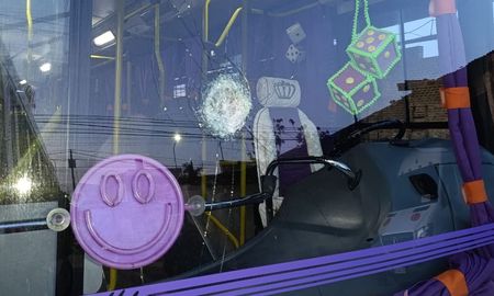 Así quedó el frente de uno de los colectivos de El Chumbito, tras el ataque. Así quedó el frente de uno de los colectivos de El Chumbito, tras el ataque.