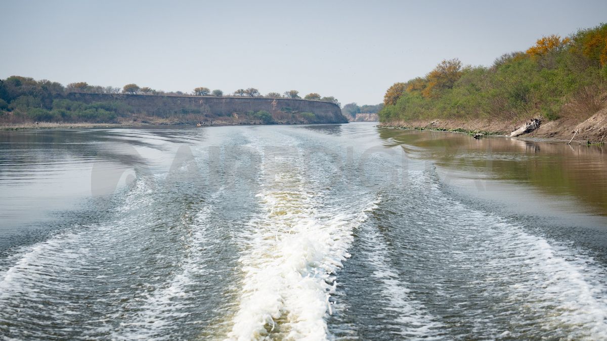 En su tramo final, el río Carcarañá corre de sur a norte, en sentido inverso al Paraná. Esa rareza se explica a partir de una falla geológica que produjo pequeños bloques tectónicos, en el lecho del río, que basculan y se inclinan hacia el este. Por eso, las barrancas que dan hacia el oeste son más altas.