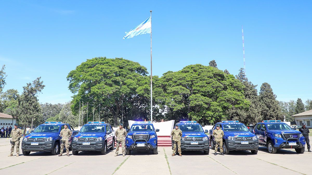 El gobierno provincial, a través del Ministerio de Seguridad, entregó este martes 26 camionetas Volkswagen Amarok 4x2 y Nissan Frontier 4x4.