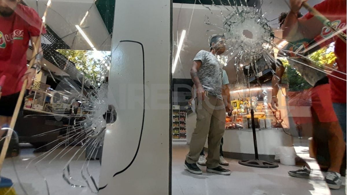 Las balas atravesaron los vidrios del supermercado del padre de Antonela Roccuzzo.