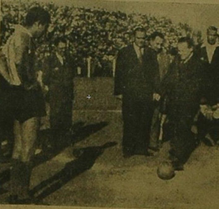 El Ing. Juan Hugo Caesar, Gobernador de la Provincia de Santa Fe, da el puntapié inicial en el Clásico Santafesino disputado el 12 de junio de 1949.