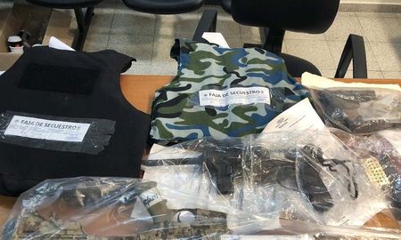 Imágen de las armas secuestradas a la banda delictiva en allanamientos, que fueron expuestas en la audiencia. Imágen de las armas secuestradas a la banda delictiva en allanamientos, que fueron expuestas en la audiencia.