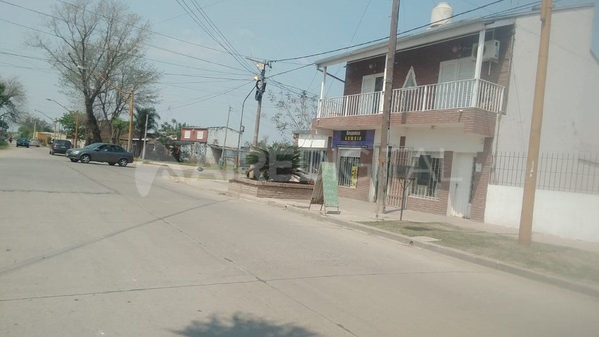 Cuatro delincuentes armados concretaron un cuantioso robo en un comercio del norte de la ciudad. Los delincuentes se llevaron pesos y dólares. Además