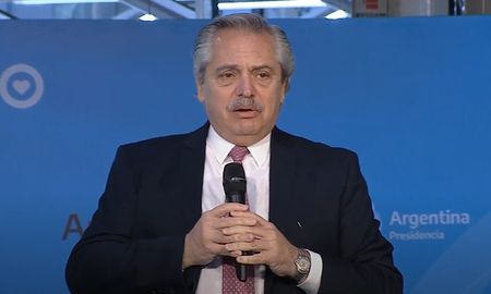 Alberto Fernández durante el lanzamiento de un nuevo auto de la firma Peugeot en la planta de El Palomar de PSA. Alberto Fernández durante el lanzamiento de un nuevo auto de la firma Peugeot en la planta de El Palomar de PSA.