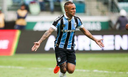 Everton Soares brilla en Gremio, además de ser un habitual del seleccionado brasileño. Fue la figura de la Canarinha en la Copa América 2019. Everton Soares brilla en Gremio, además de ser un habitual del seleccionado brasileño. Fue la figura de la Canarinha en la Copa América 2019.