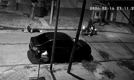 El oficial observó que era perseguido por dos delincuentes y disparó contra uno de ellos. El oficial observó que era perseguido por dos delincuentes y disparó contra uno de ellos.