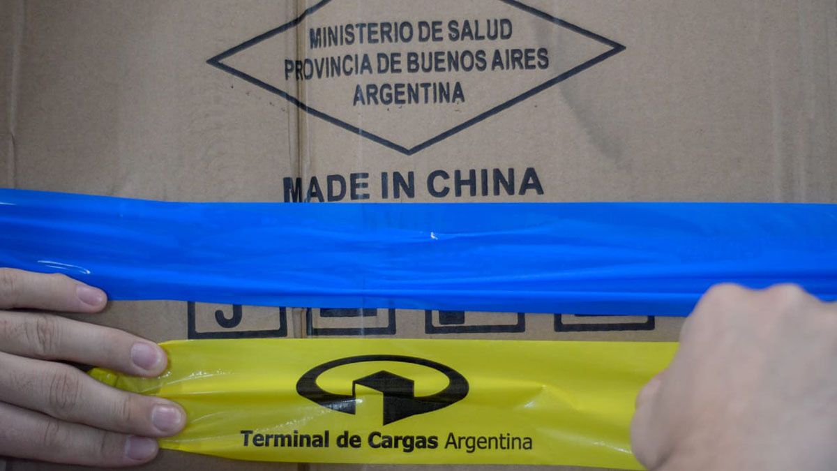 Cada 72 horas llegan a Buenos Aires insumos desde China para combatir el coronavirus.