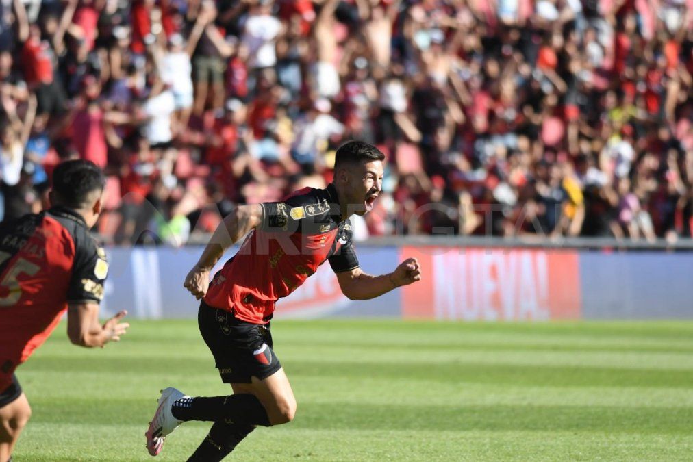Con un remate esquinado, Federico Lértora puso el 2-1 para Colón e hizo estallar de alegría al Cementerio de los Elefantes.