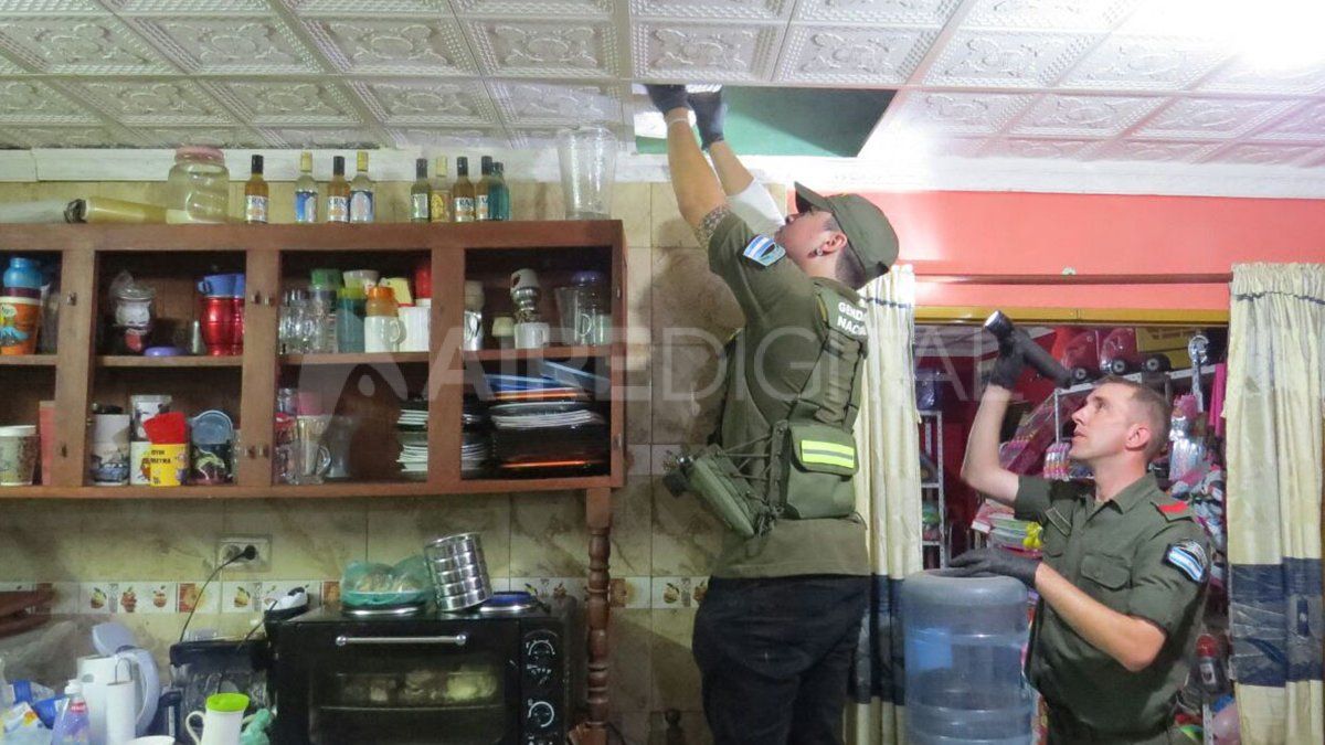 El día que allanaron la casa de Ferreyra y Mendoza, los investigadores encontraron drogas y documentos para la causa.