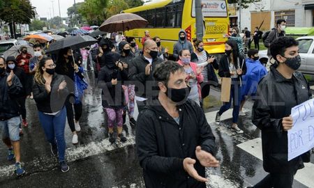 El sábado, una multitud de personas caminó bajo la lluvia y reclamó por la libertad del hombre detenido por matar a dos delincuentes. El sábado, una multitud de personas caminó bajo la lluvia y reclamó por la libertad del hombre detenido por matar a dos delincuentes.