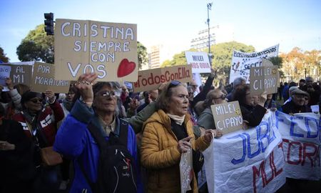 La marcha de militantes coincide con la marcha de jubilados de cada miércoles. La marcha de militantes coincide con la marcha de jubilados de cada miércoles.