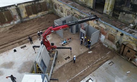 Comenzaron a montar los cuatro nuevos pabellones de aislamiento en la cárcel de Coronda. Comenzaron a montar los cuatro nuevos pabellones de aislamiento en la cárcel de Coronda.