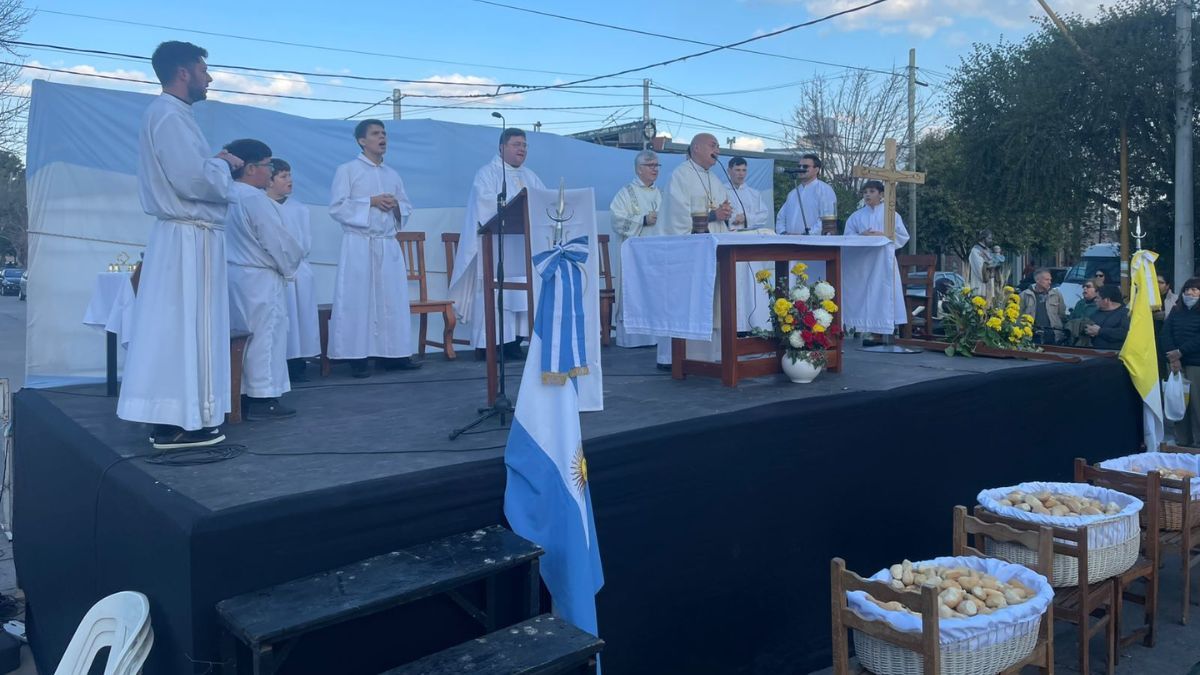 El arzobispo de Santa Fe, Sergio Fenoy fue el encargado de brindar la misa principal. El arzobispo de Santa Fe, Sergio Fenoy fue el encargado de brindar la misa principal.
