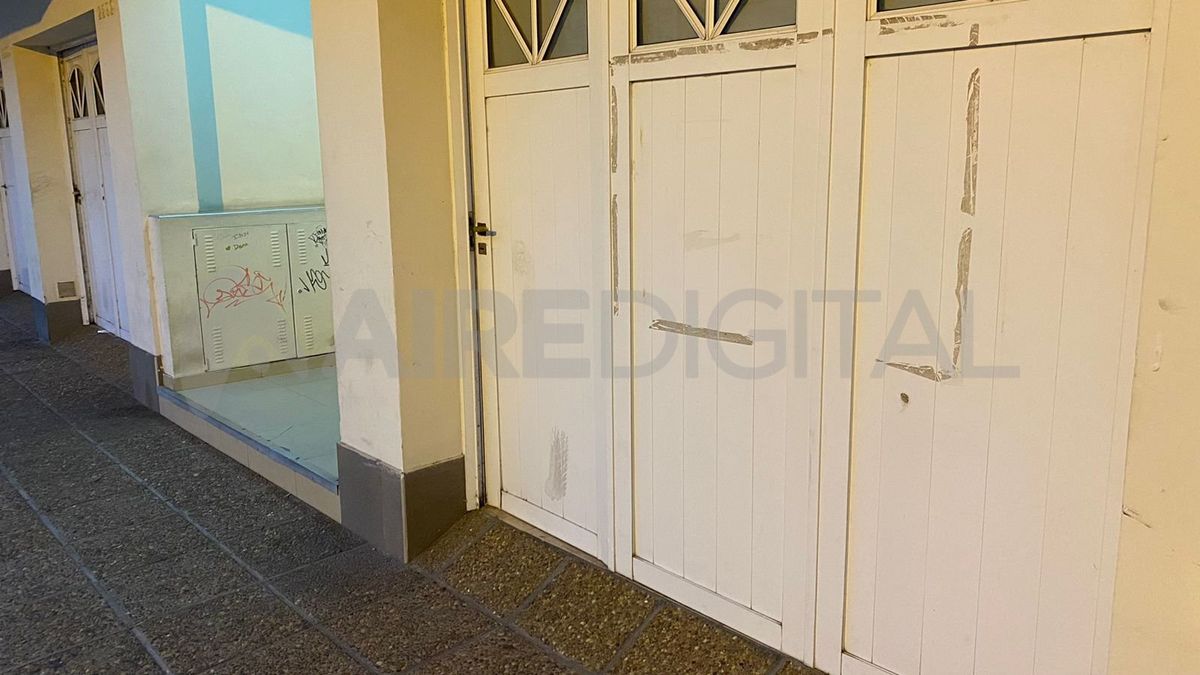 A empujones con una moto vandalizaron los portones en Dr. Zavalla 2200, en la ciudad de Santa Fe.