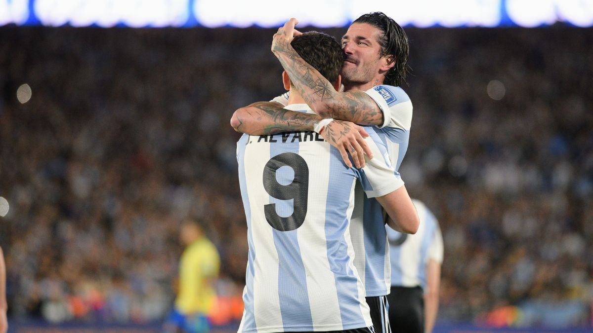Al término del primer tiempo, Argentina gana 3-1 ante Brasil.