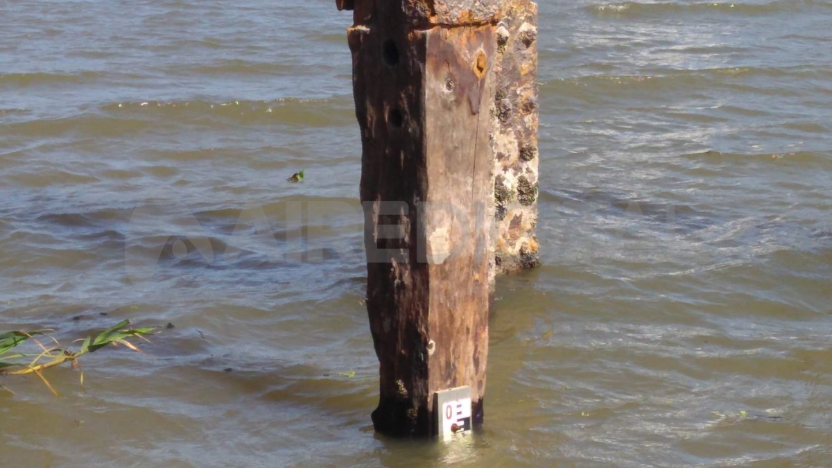 El móvil de Aire de Santa Fe registra la marca del río este domingo en el Dique II del puerto, en medio de una histórica bajante.
