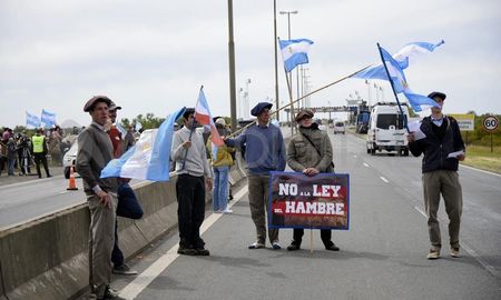 Isleños y productores rurales que se oponen a la Ley de Humedales, cortan el puente Rosario-Victoria. Isleños y productores rurales que se oponen a la Ley de Humedales, cortan el puente Rosario-Victoria.