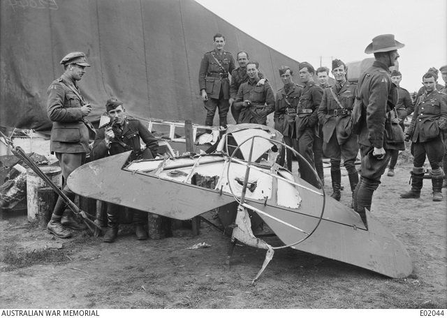 Los restos del avión de von Richthofen –del que varios soldados se quedaron con muchas de sus partes como trofeo– fueron trasladados a uno de los hangares del 3º escuadrón del Australian Flying Corps, en el aeródromo de Poulainville, a unos 15 kilómetros de Vaux-sur-Somme.