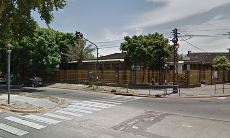 La nota estaba en la puerta de la institución. La nota estaba en la puerta de la institución.