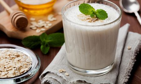 Licuado de avena y manzana verde. Licuado de avena y manzana verde.