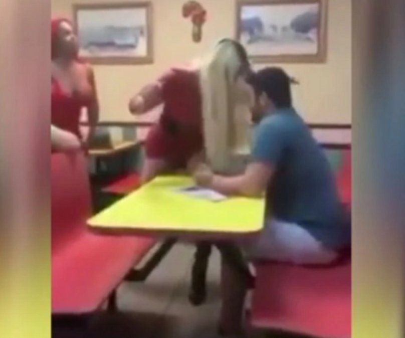 VIDEO: Dos mujeres trans le propinaron una golpiza a un hombre que las acosaba en un restaurante
