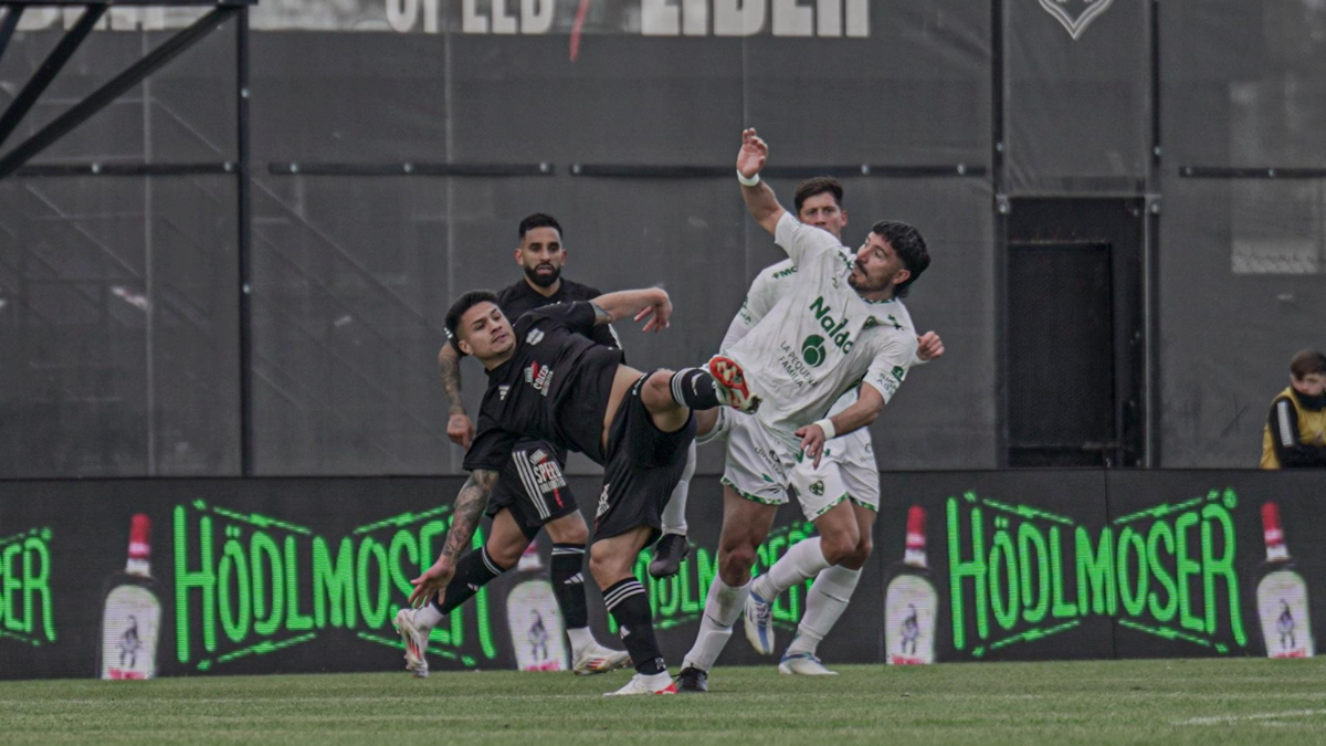 Deportivo Riestra ganó un duelo clave ante Sarmiento de Junín y defendió una jugada con 12 jugadores.