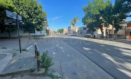 El ataque fue en la esquina de Diagonal Goyena y Pasaje Echeverría, en barrio Los Hornos.