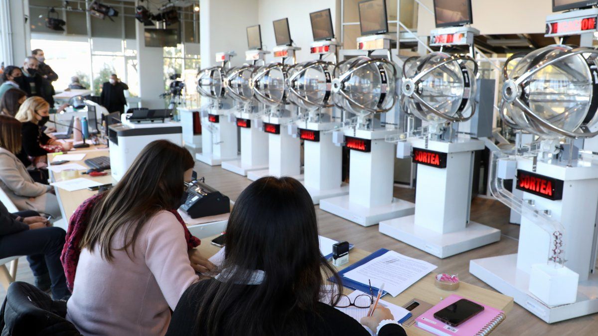 El acto se desarrolló desde las 8, en la sala de la Caja de Asistencia Social -Lotería de Santa Fe-, ubicada en Francisco Miguens 1976, en el Puerto de Santa Fe y fue supervisado por el área notarial del mencionado organismo.