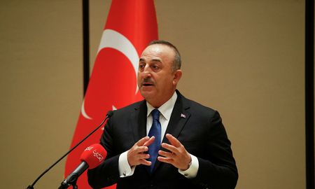 El ministro de Relaciones Exteriores turco, Mevlut Cavusoglu, invitó a Vladimir Putin y Volodimir Zelenski a reunirse en su país para consensuar un alto al fuego. El ministro de Relaciones Exteriores turco, Mevlut Cavusoglu, invitó a Vladimir Putin y Volodimir Zelenski a reunirse en su país para consensuar un alto al fuego.